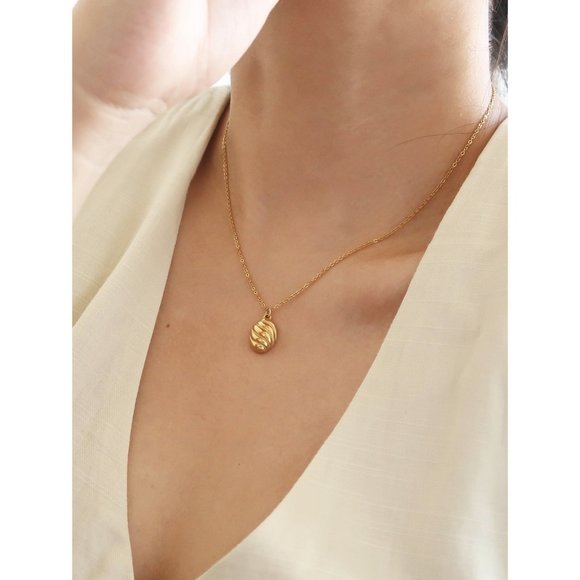 NEW 18K Gold Plated Braided Croissant Necklace - Picture 3 of 14